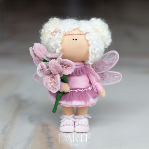 Онлайн-школа "Куколка 20 см с крылышками и цветком"